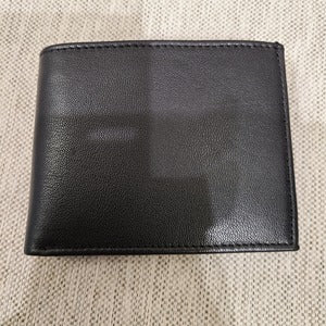 Closed view of Black wallet for men with zipped bill compartment