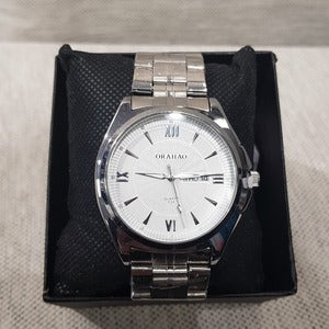 Round face silver frame wristwatch for men 