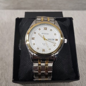 Round face two tone frame wristwatch for men