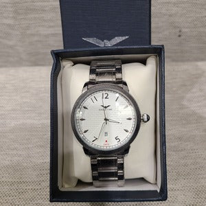 Wristwatch for men with round dial and silver frame