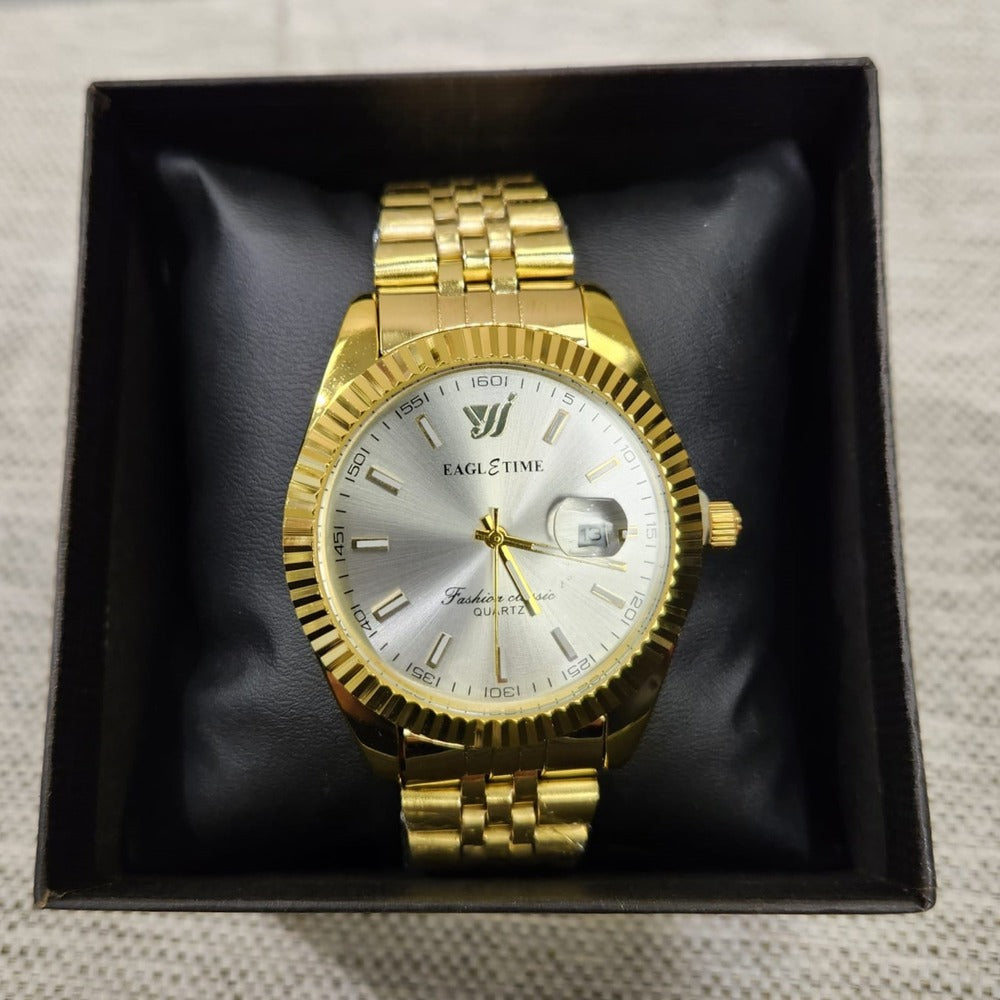 Round face gold wristwatch for men with textured outer rim