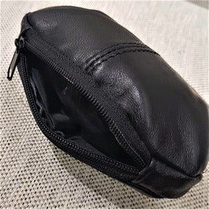Additional shallow bottom pocket with zip closure