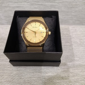 Gold round dial wristwatch with magnetic closure strap