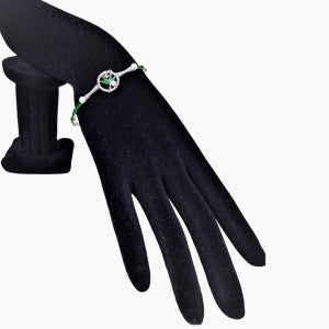 Delicate bracelet with pearl and stones