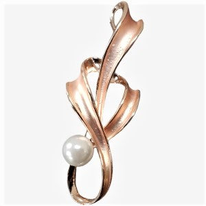 Stylish rose gold brooch with pearl