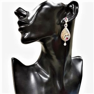Dangle earrings with stones