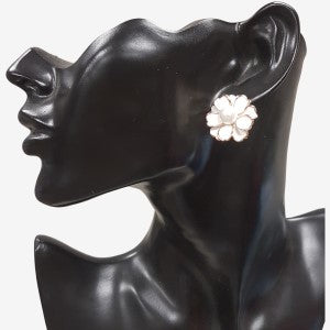 Stylish floral earrings in cream color