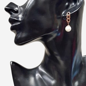 Pearl dangle earrings in rose gold frame
