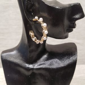 Gold frame open hoop earrings with pearls