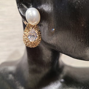 Detailed view of Delicate dangle earrings with pearl and stone setting