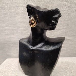 Twined hoop earrings in gold frame 