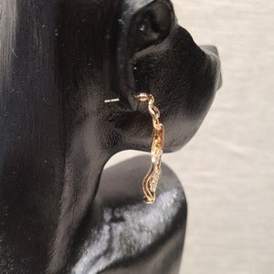 Push back post of Concentric loop dangle earrings in gold frame