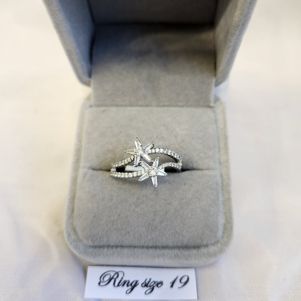 Stylish ring with star shaped center pieces 