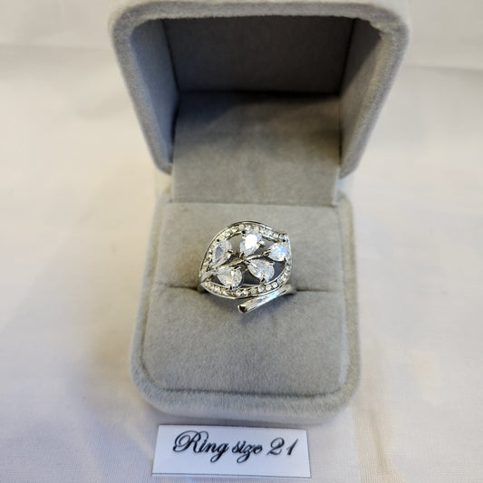 Bold silver color naturalistic style ring