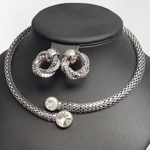 Three piece jewelry set in silver color frame