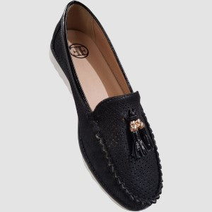 Flat shoes for women in black with tassel detail