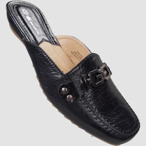 Slip-on flat shoes for women in black color