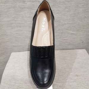 Front view of black pumps with padded sole