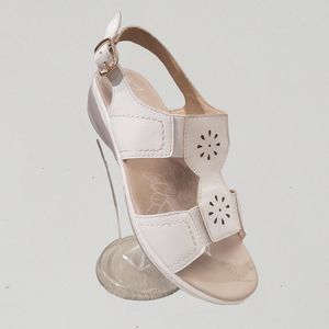 White summer sandal with comfortable sole