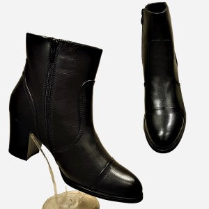 Elegant ankle boots in black