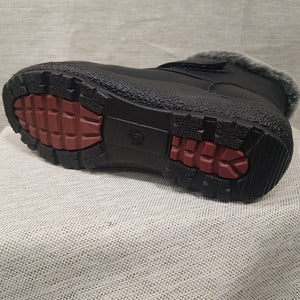 Sole details of Short winter boots for women with top velcro closure