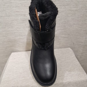 Front view of winter boots with fur lining and velcro closure 