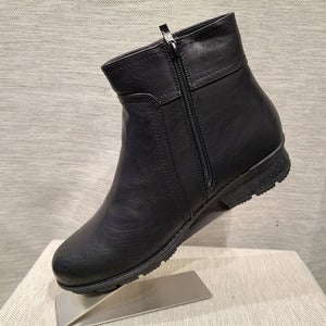 Side view of Ankle winter boots with thick lining 