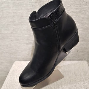 Short heel ankle boots in black