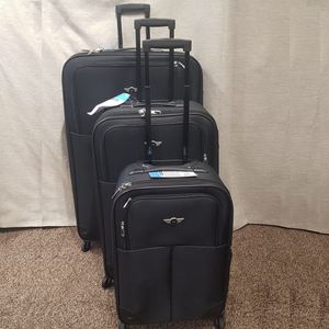 Three piece light weight luggage set in black